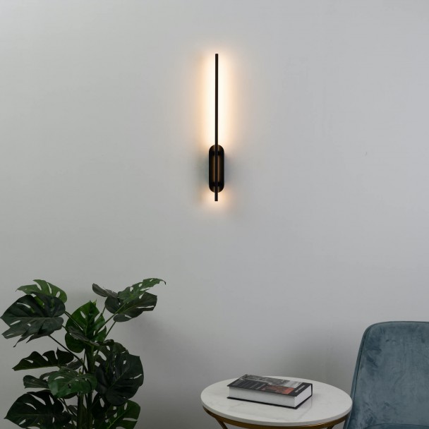 Lámpara de pared LED larga y negra