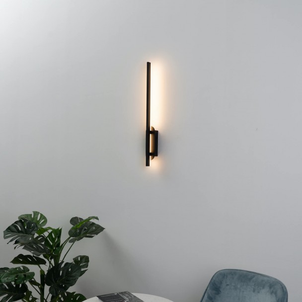 Lámpara de pared con base pequeña y brazo LED