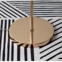 Lámpara de pie de metal dorado con bola de color ámbar