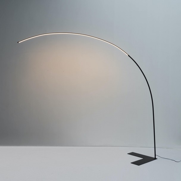 Gran lámpara moderna con base triangular
