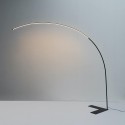 Gran lámpara moderna con base triangular
