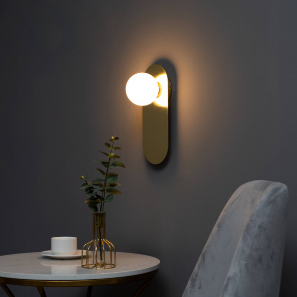 Lámpara de pared de cristal blanco bañado en oro