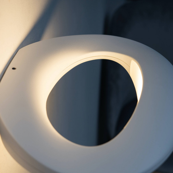 Aplique blanco con iluminación suave