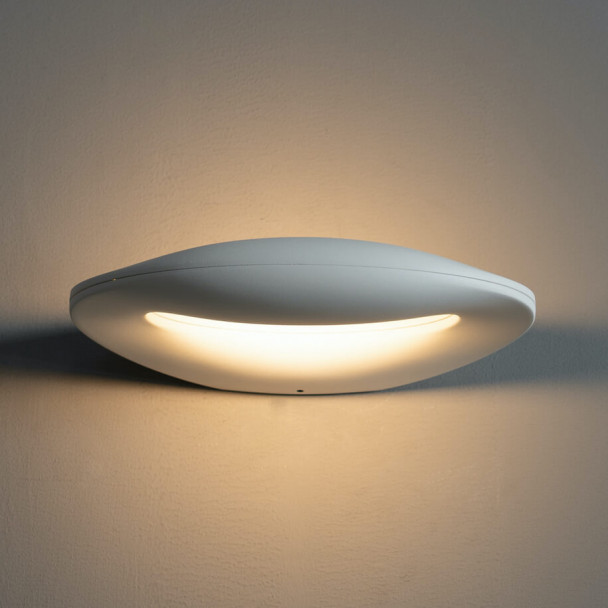 Aplique blanco de aluminio.