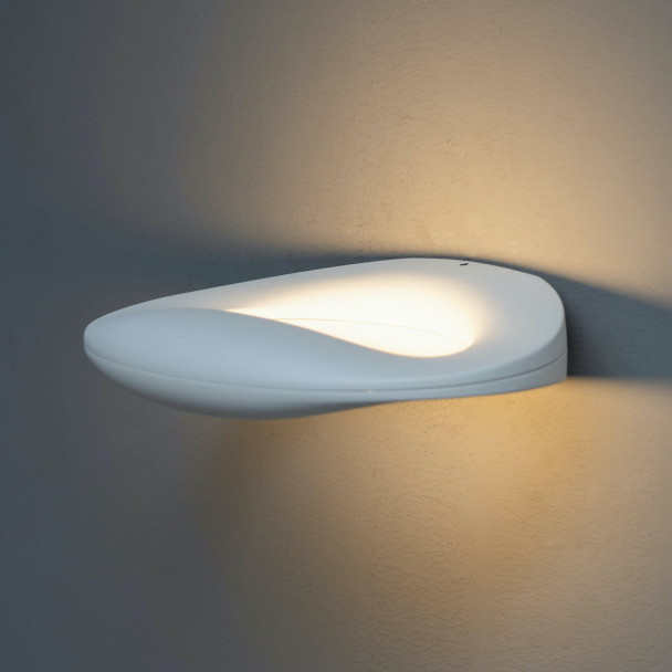 Aplique blanco de aluminio.