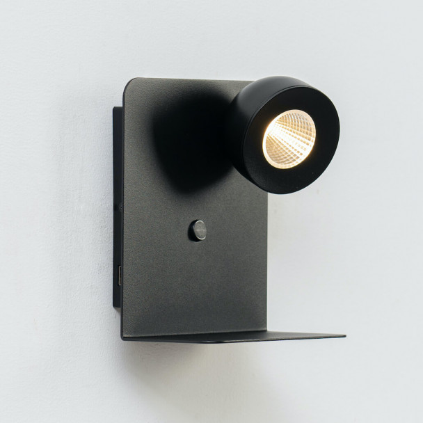 Aplique negro con interruptor.