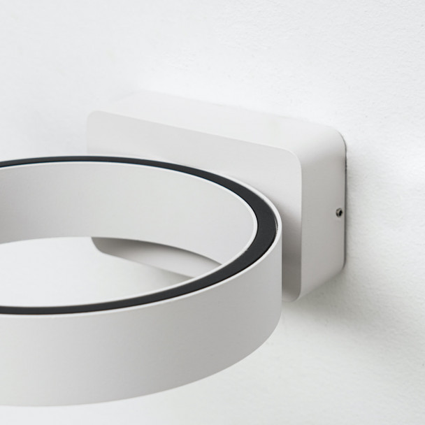 Pequeña lámpara de pared con un diseño limpio