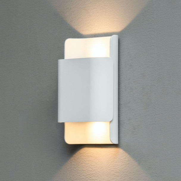 Pequeño aplique cuadrado de doble iluminación...