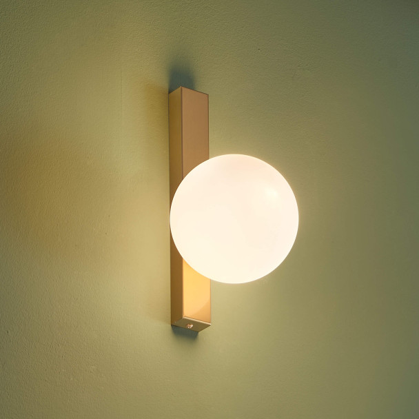 Aplique de latón vidrio opalino estilo minimalista - Noava