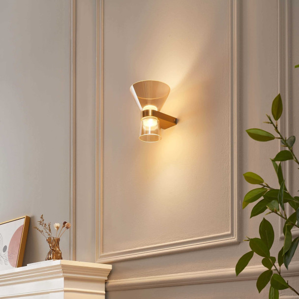 Aplique de diseño dorado con vidrio ámbar y LED...