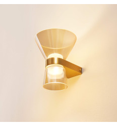 Aplique de diseño dorado con vidrio ámbar y LED integrado...