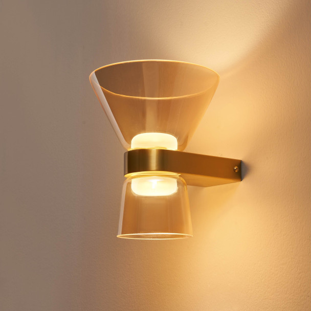 Aplique de diseño dorado con vidrio ámbar y LED...