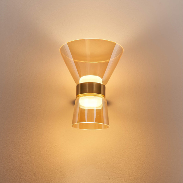 Aplique de diseño dorado con vidrio ámbar y LED...