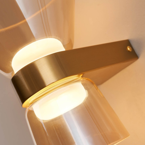 Aplique de diseño dorado con vidrio ámbar y LED...