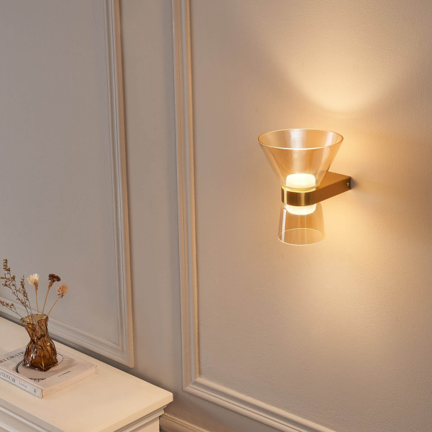 Aplique de diseño dorado con vidrio ámbar y LED...