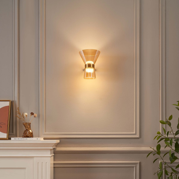 Aplique de diseño dorado con vidrio ámbar y LED...